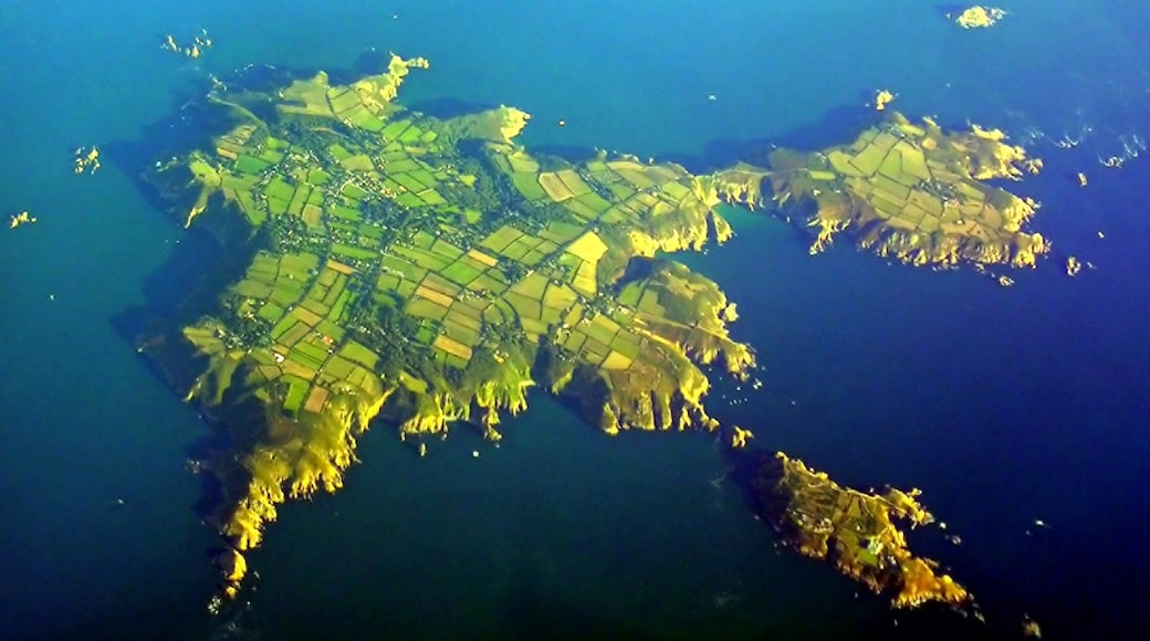 Photo "Sark" by Phillip Capper (CC BY) / Cropped from original