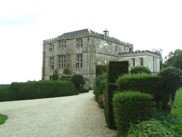 Photo "Ozleworth" by Rob Farrow (CC BY-SA) / Cropped from original