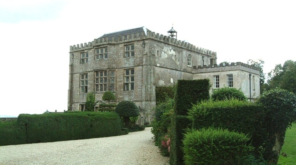 Photo "Ozleworth" by Rob Farrow (CC BY-SA) / Cropped from original