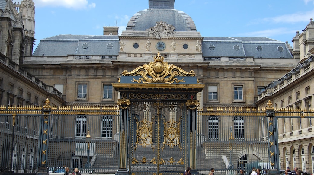 Bildet «Palais de Justice» tatt av King of Hearts (CC BY-SA) / originalbilde beskjært