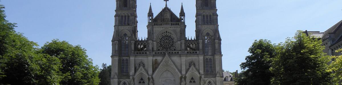 Photo "Basilique Notre-Dame de La Chapelle-Montligeon (61). Extérieur. Façade occidentale." by GO69 (Creative Commons Attribution-Share Alike 4.0) / Cropped from original