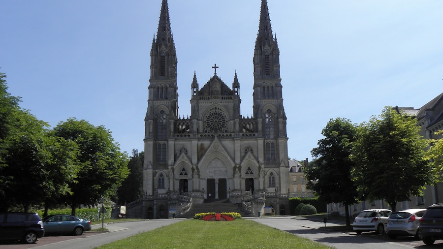 Photo "Basilique Notre-Dame de La Chapelle-Montligeon (61). Extérieur. Façade occidentale." by GO69 (Creative Commons Attribution-Share Alike 4.0) / Cropped from original