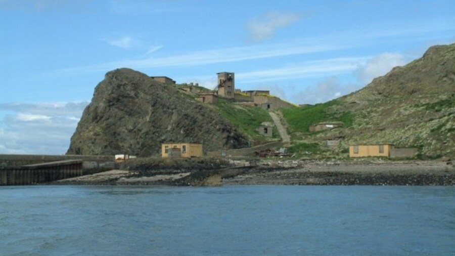 Photo "Lumpy little island Military buildings on Inchkeith. The lighthouse is out of this picture, to the right." by James Allan (Creative Commons Attribution-Share Alike 2.0) / Cropped from original