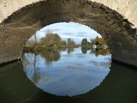 value: "View through Swinford Bridge on the River Thames at Eynsham, Oxfordshire"
