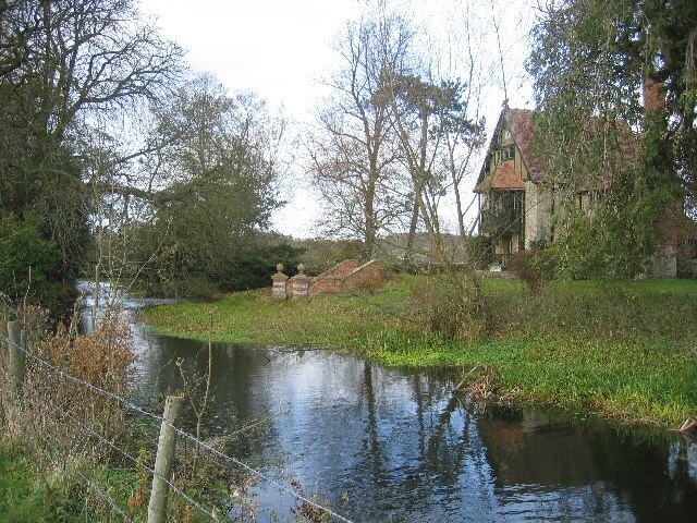 Photo "Stone with Bishopstone and Hartwell" by Pip Rolls (CC BY-SA) / Cropped from original
