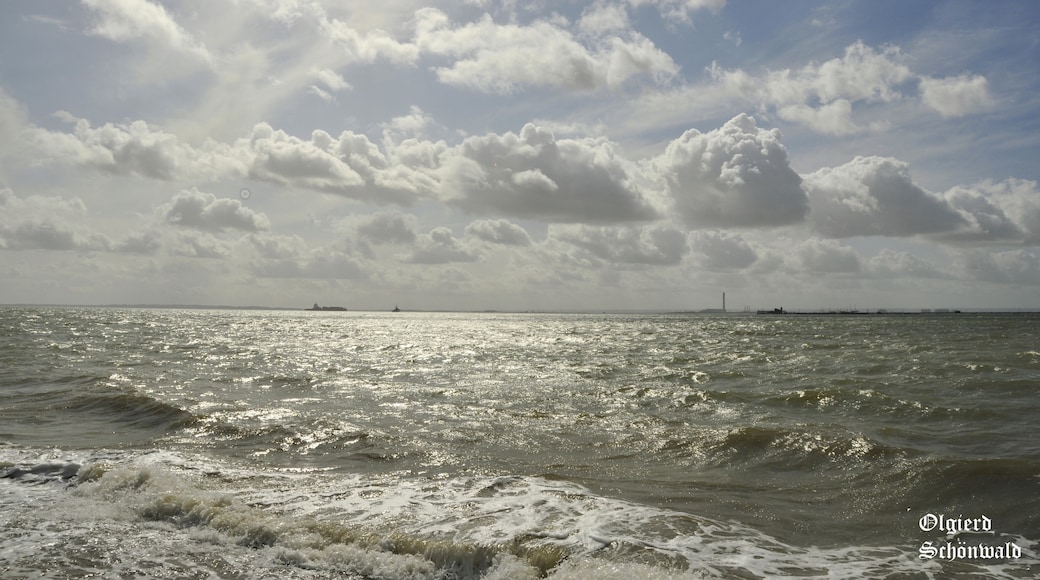 Photo "Southend Beach" by Olgierd Schönwald (O… (CC BY-SA) / Cropped from original