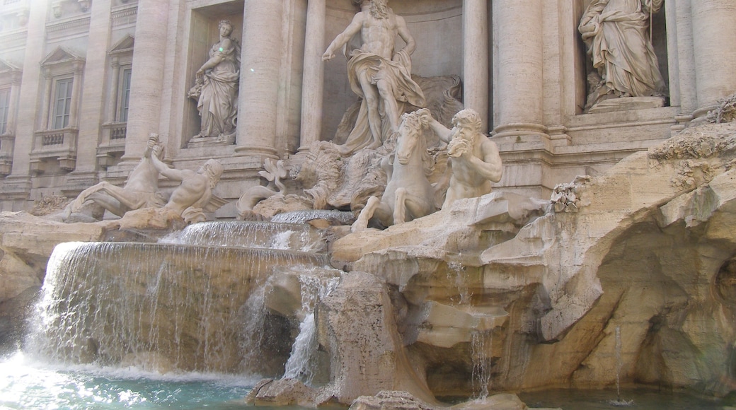 Photo "Piazza di Trevi" by Producer (CC BY) / Cropped from original