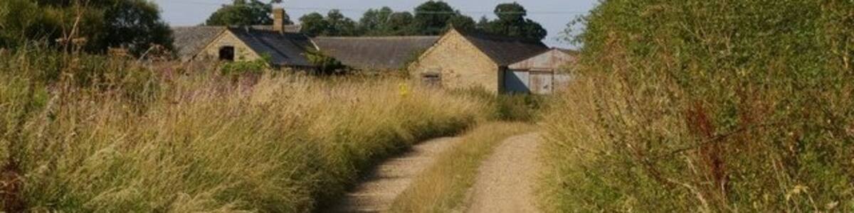 Photo "Coldham's Farm A charming well-kept looking farm, this is the only dwelling within this square." by Fractal Angel (Creative Commons Attribution-Share Alike 2.0) / Cropped from original