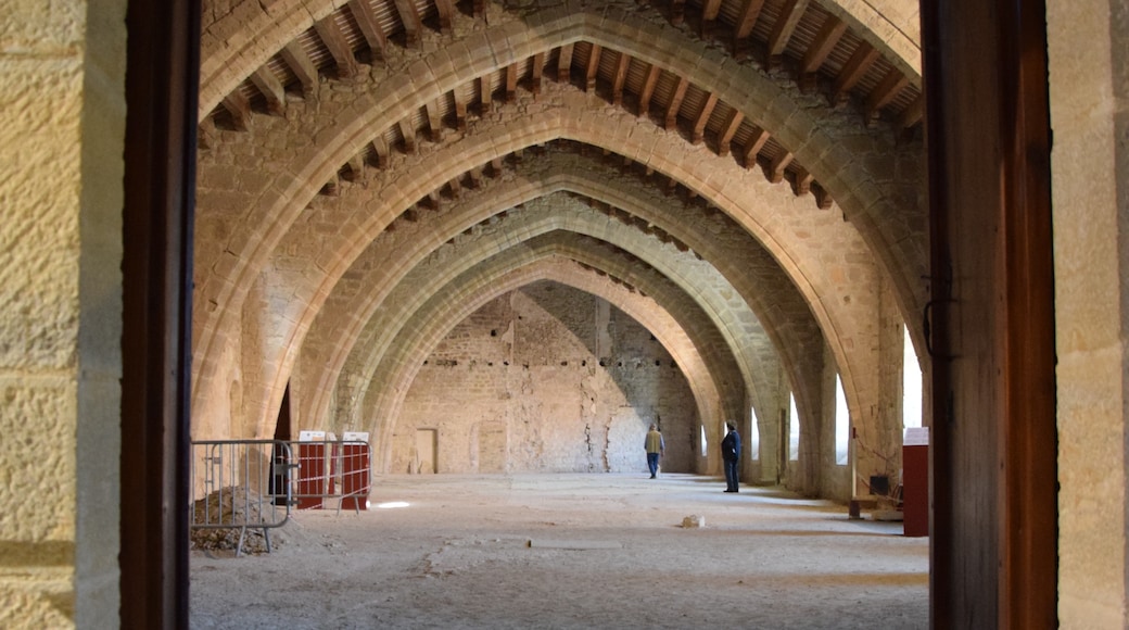 « Abbaye de Lagrasse», photo de Tournasol7 (CC BY-SA) / rognée de l’originale