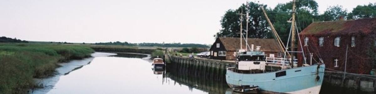 Photo "The River Alde at Snape Maltings" by Ron Galliers (Creative Commons Attribution-Share Alike 2.0) / Cropped from original
