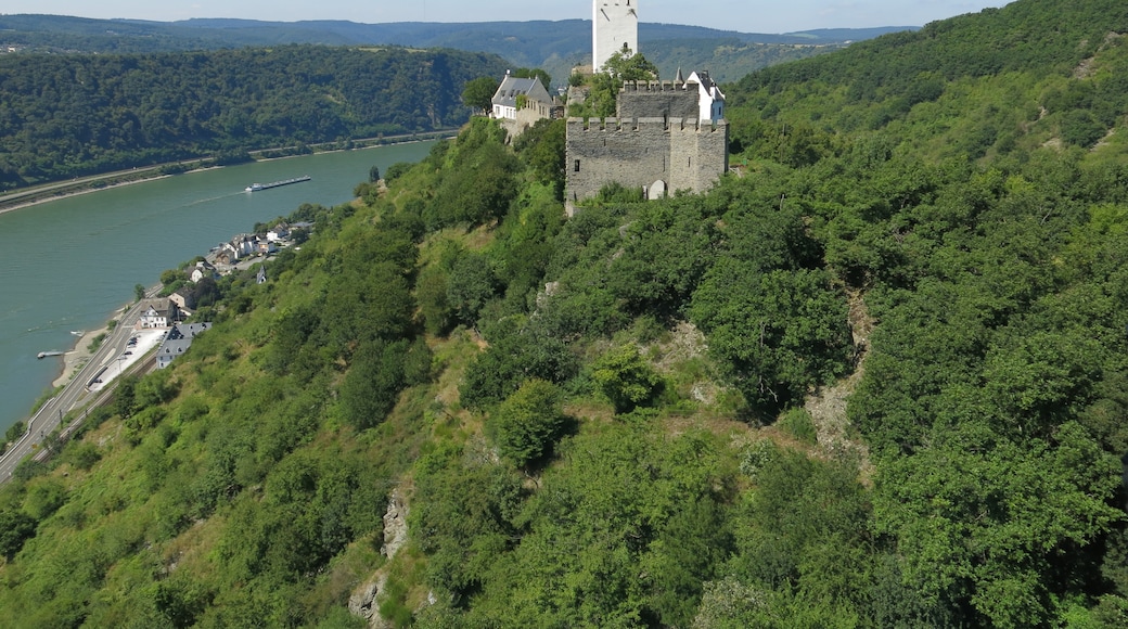 Foto “Kamp-Bornhofen” tomada por Milseburg (CC BY-SA); recorte de la original