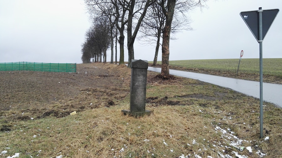 Wegweiserstein an der Bundesstraße 171 zwischen Nassau und Rechenberg-Bienenmühle am Abzweig der Rechenberger Straße nach Nassau