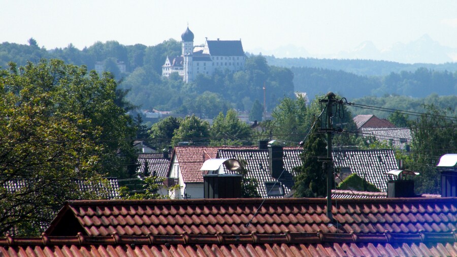 Photo "Blick zum Schloss Illertissen" by Mayer Richard (Creative Commons Attribution 3.0) / Cropped from original