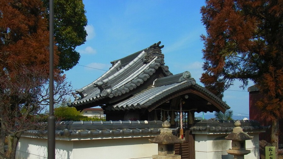 Photo "堺市美原区菅生 (菅生神社境内社)菅生明神社 2012.3.03" by Nankou Oronain (as36… (Creative Commons Attribution-Share Alike 3.0) / Cropped from original