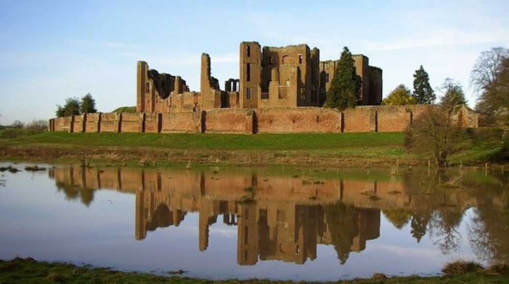Photo "Kenilworth Castle" by derek billings (CC BY-SA) / Cropped from original