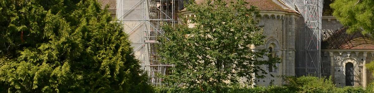 Photo "Refurbishment works of the church of Civray, Vienne, France." by JLPC (Creative Commons Attribution-Share Alike 3.0) / Cropped from original