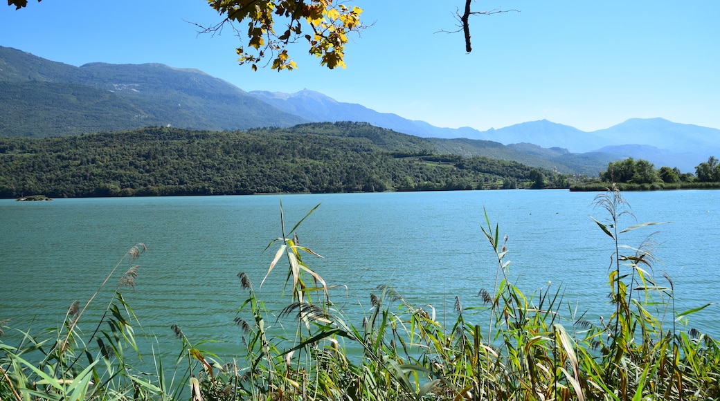 Foto "Lago Toblino" por Elena749 (page does not exist) (CC BY-SA) / Recortada de la original
