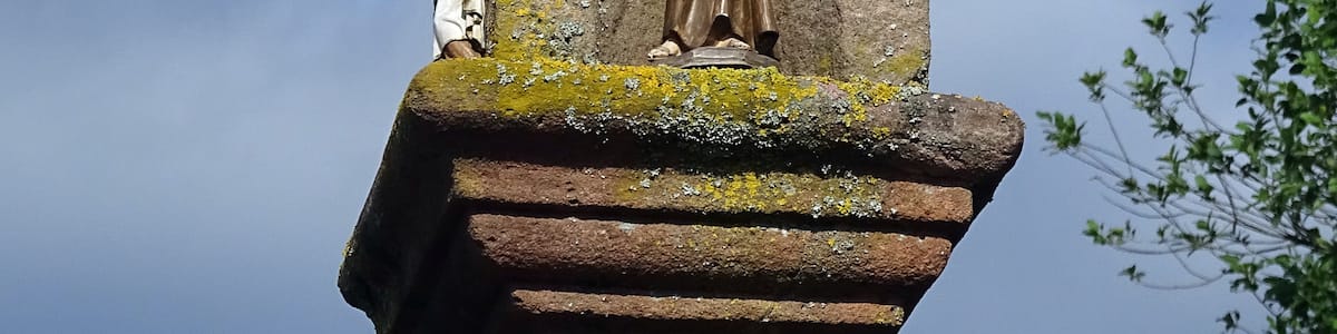 Photo "Wayside shrine in Feldkahl, Rottenberger Straße: detail of the upper part" by Prof. emeritus Hans Schneider (Geyersberg) (Creative Commons Attribution 3.0) / Cropped from original