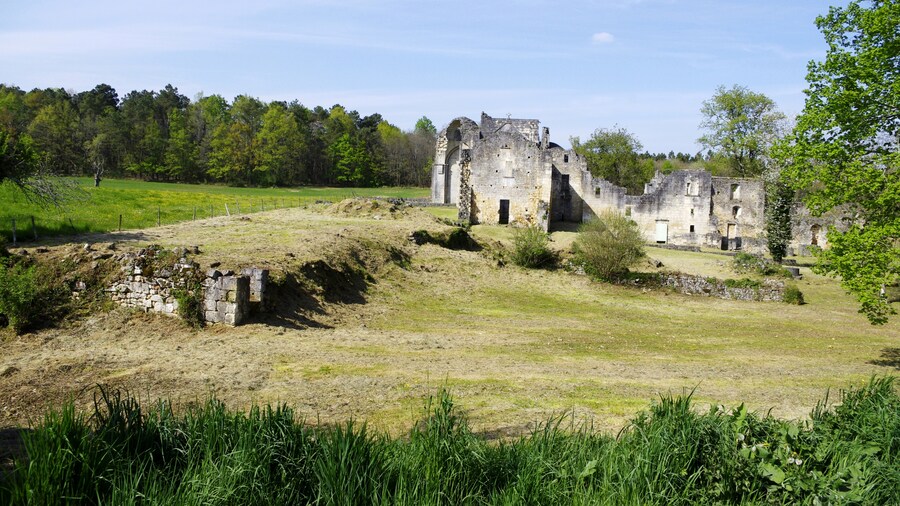 Photo "Ruines de l'abbaye de Boschaud, commune de Villars, Dordogne, France" by Traumrune (Creative Commons Attribution-Share Alike 3.0) / Cropped from original