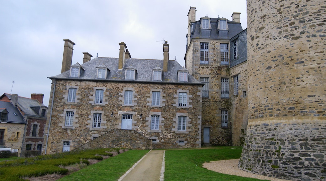 Foto "Châteaugiron" di chisloup (CC BY) / Ritaglio dell’originale