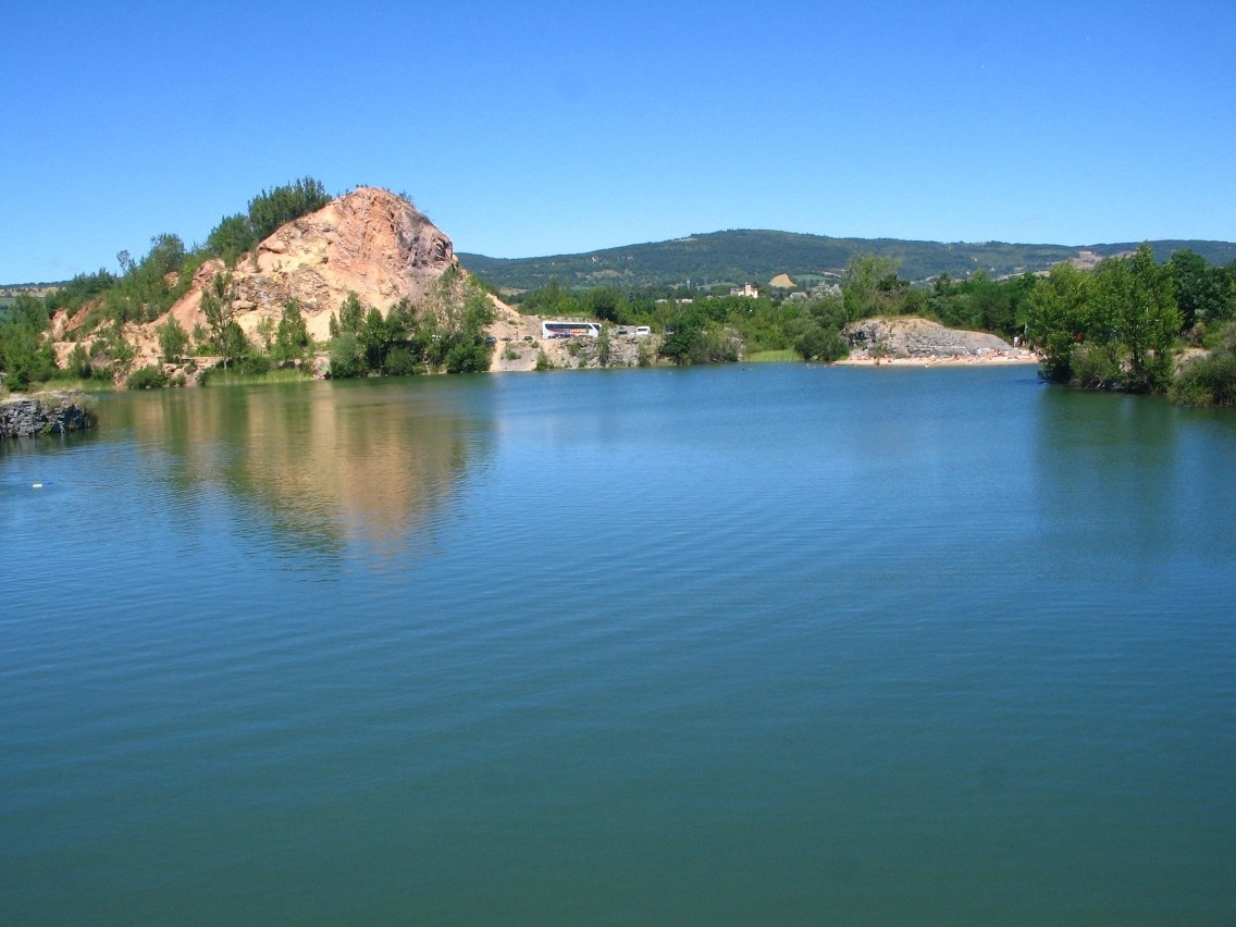 Vestiges du terril dit de la « Grande Paroisse », lac de la Cisba, Aveyron, tel qu’il apparaissait à l’été 2013. Le lac artificiel présente une profondeur maximale de 5,80 m.