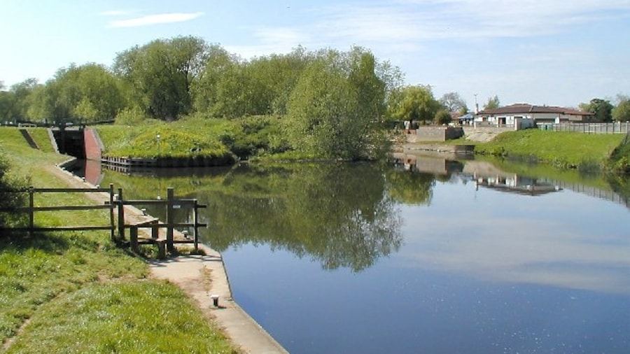 Photo "Kegworth Deep Lock. Looking West" by Chris J Dixon (Creative Commons Attribution-Share Alike 2.0) / Cropped from original