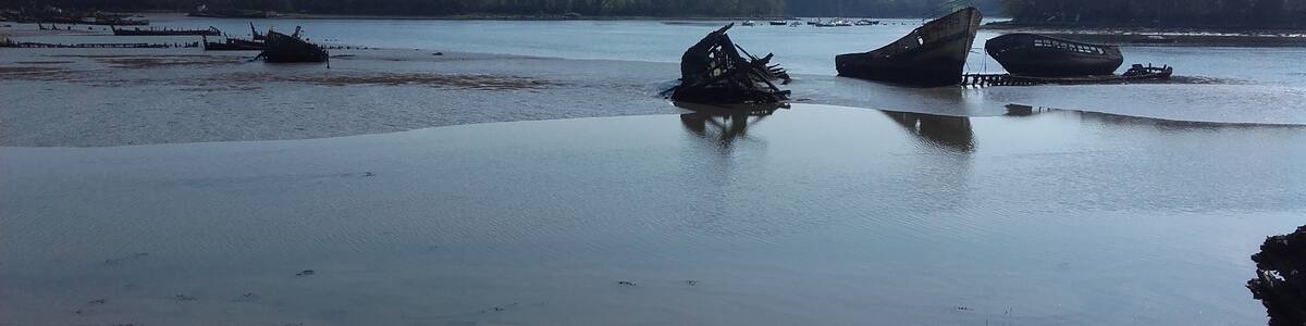 Photo "Cimetière de bateaux de Kerhervy sur le Blavet, Lanester, Morbihan, Bretagne" by undefined (Creative Commons Zero, Public Domain Dedication) / Cropped from original