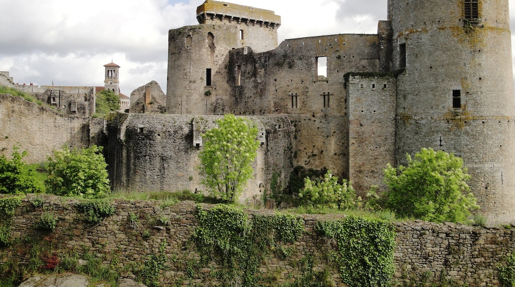 Photo "Clisson Castle" by Orikrin1998 (CC BY-SA) / Cropped from original