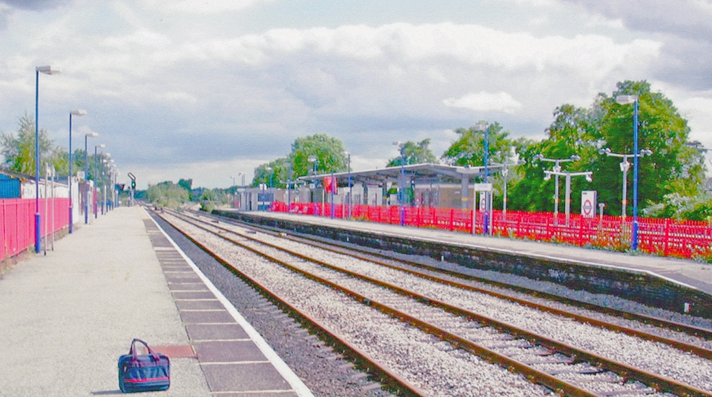 Photo "Ruislip" by Ben Brooksbank (CC BY-SA) / Cropped from original
