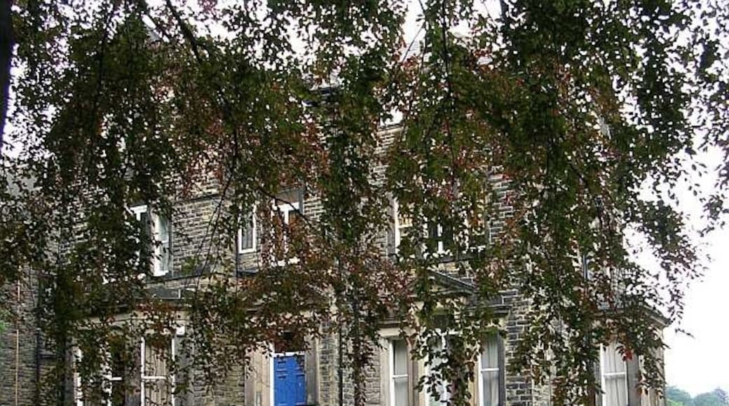 Photo "Far Headingley" by Betty Longbottom (CC BY-SA) / Cropped from original