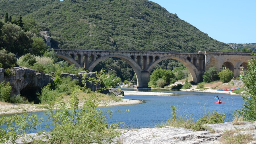 Photo "Bridge over the l'Alzon river near the Gard or Gardon river at Collias France" by Henk Monster (Creative Commons Attribution 3.0) / Cropped from original