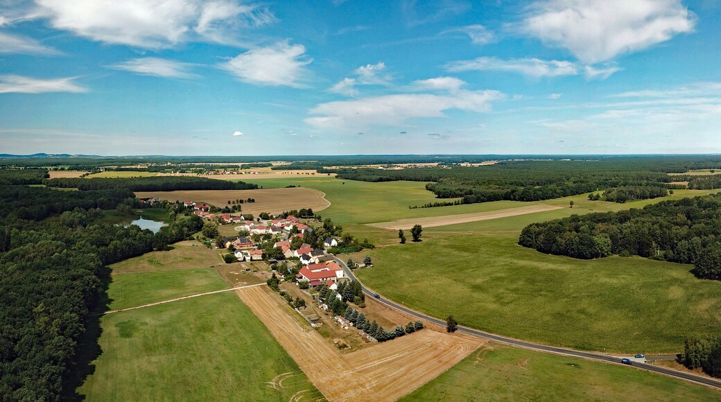 "Neschwitz"-foto av PaulT (CC BY-SA) / Urklipp från original