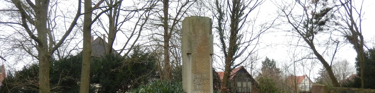 Photo "Denkmal für die Gefallenen des 2. Weltkrieg in Hoya" by Gerd Fahrenhorst (Creative Commons Attribution-Share Alike 4.0) / Cropped from original