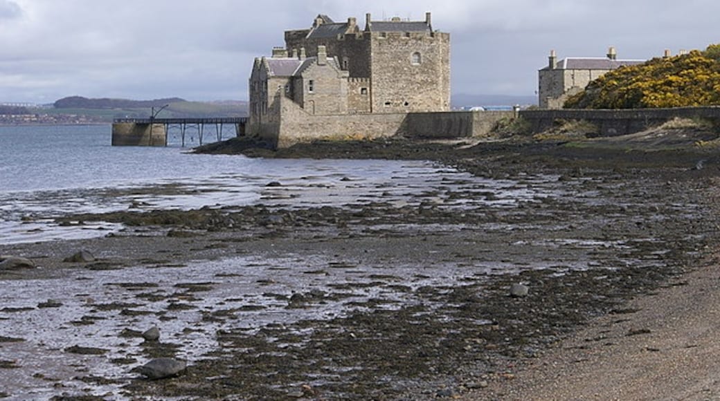 Photo "Blackness Castle" by Mike Pennington (CC BY-SA) / Cropped from original
