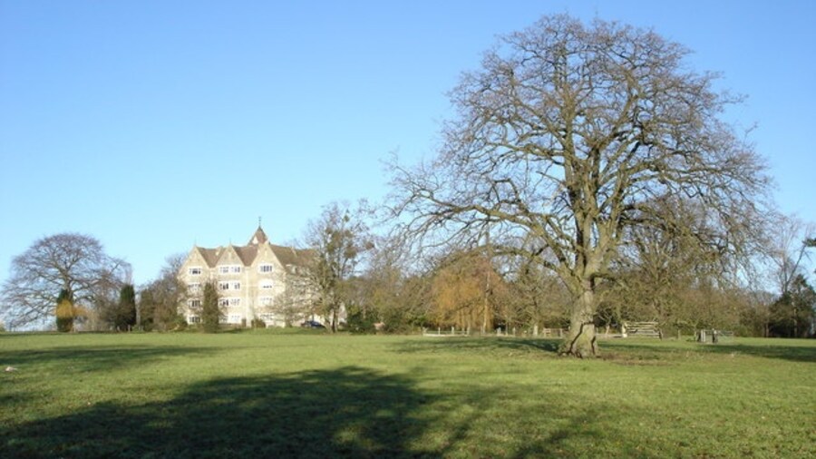 Photo "Twyning Manor Twyning Manor was built between 1859-62 by Medland & Maberly for Capt. James Stocker. The building was converted into apartments approximately thirty years ago." by Philip Halling (Creative Commons Attribution-Share Alike 2.0) / Cropped from original