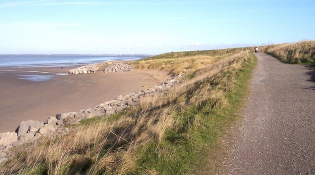 Photo "North Wirral Coastal Park" by Raymond Knapman (CC BY-SA) / Cropped from original