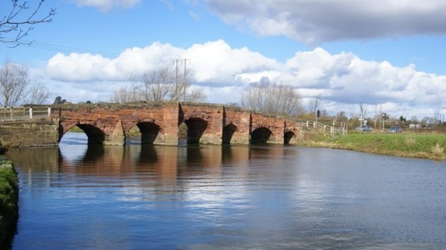 Photo "Eckington Bridge- 9th March 2008" by Ronnie Graham (Creative Commons Attribution-Share Alike 2.0) / Cropped from original