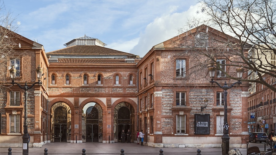 Photo "English: La Halle au grains, concert hall in Toulouse" by Archaeodontosaurus (Creative Commons Attribution-Share Alike 4.0) / Cropped from original