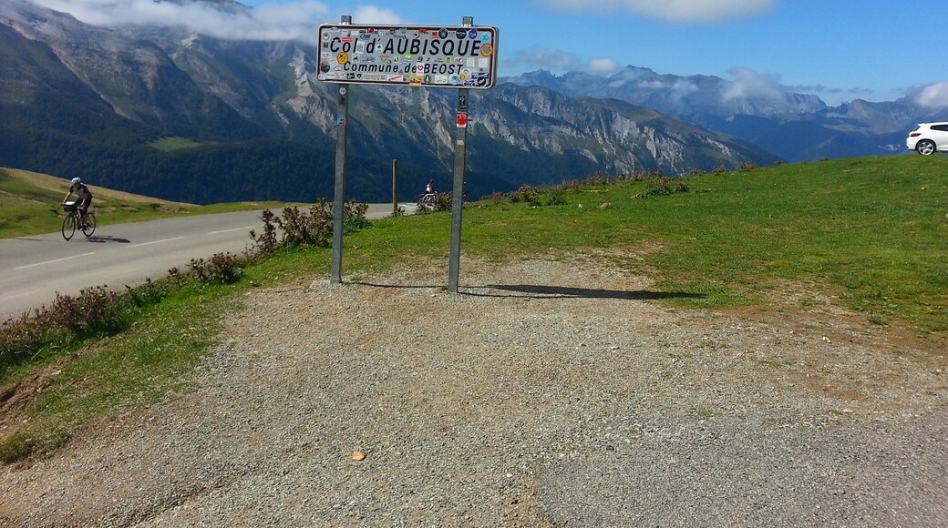 Photo "Col d'Aubisque" by Gilles Guillamot (CC BY-SA) / Cropped from original
