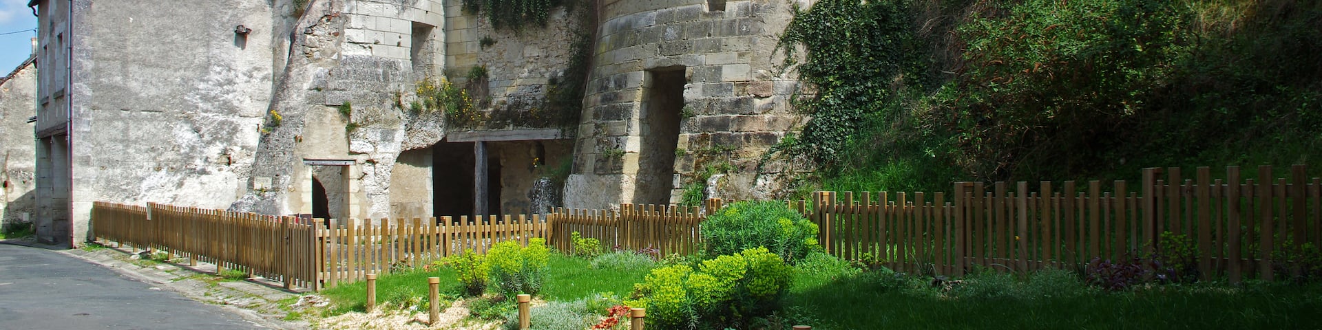 Châtillon-sur-Indre (Indre) La tour restante de la porte nord du château.