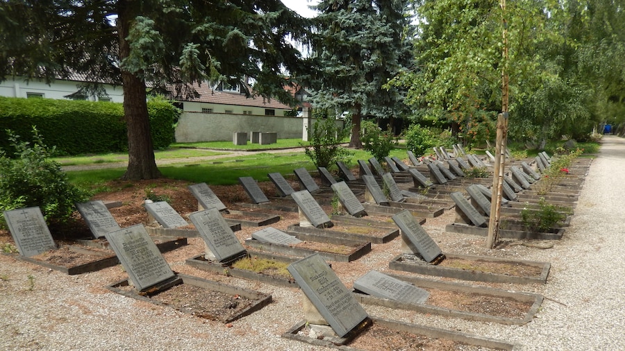 Photo "Salems-Friedhof in Hannover-Kirchrode" by Gerd Fahrenhorst (Creative Commons Attribution 4.0) / Cropped from original