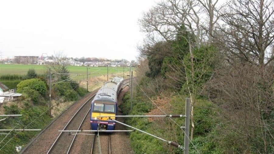 Photo "East Coast Mainline at Newhailes" by M J Richardson (Creative Commons Attribution-Share Alike 2.0) / Cropped from original