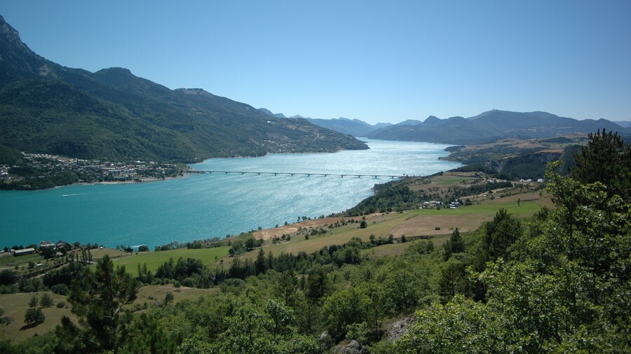 Photo "lac de Serre-Ponçon" by Ra-smit (Creative Commons Attribution-Share Alike 4.0) / Cropped from original