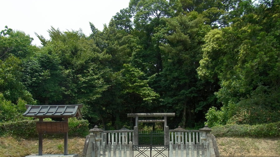 Photo "井上内親王陵(宇智陵) Mausoleum of Princess Inoe 2012.6.11" by Nankou Oronain (as36… (Creative Commons Attribution-Share Alike 3.0) / Cropped from original