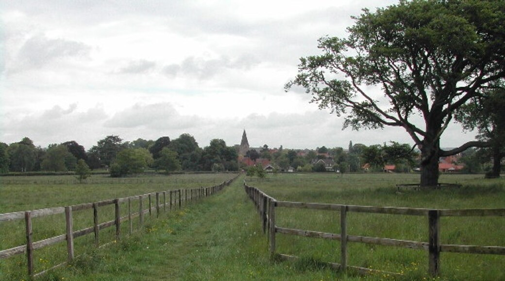 Photo "Farnsfield" by Tom Courtney (CC BY-SA) / Cropped from original