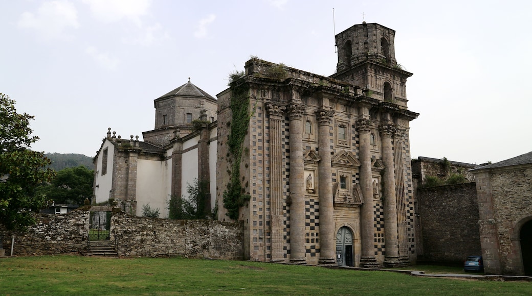 Photo "Monastery of Santa María de Monfero" by Mgl.branco (page does not exist) (CC BY-SA) / Cropped from original