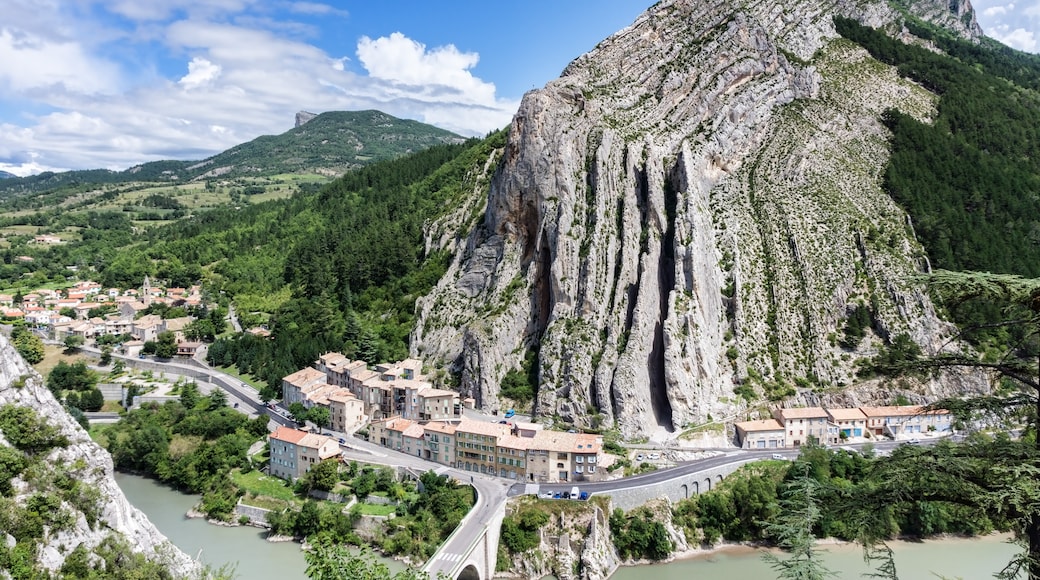 Photo "Sisteron" by Jean-Christophe BENOIST (CC BY) / Cropped from original