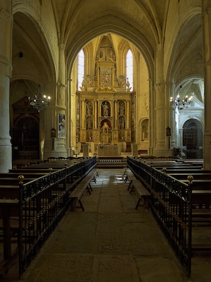 El marqués de Villena, Juan Pacheco, encarga a los maestros vizcaínos Bonifacio Martín y Marquina el replanteamiento de la iglesia (1459)