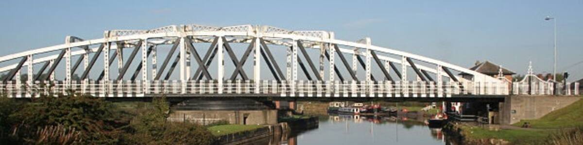 Photo "Acton Swing Bridge This carries the A 49 over the River Weaver" by Alan Murray-Rust (Creative Commons Attribution-Share Alike 2.0) / Cropped from original
