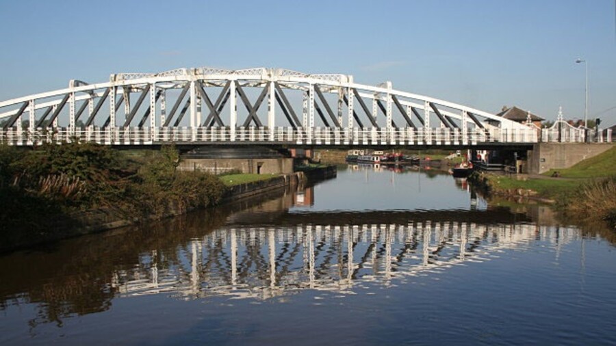 Photo "Acton Swing Bridge This carries the A 49 over the River Weaver" by Alan Murray-Rust (Creative Commons Attribution-Share Alike 2.0) / Cropped from original
